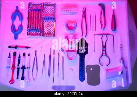 Des instruments dentaires spéciaux sont disposés pour la stérilisation par lampe infrarouge Banque D'Images