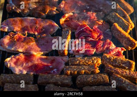 Griller des côtelettes de porc sur un barbecue. Barbecue dans le jardin Banque D'Images