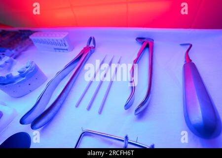 Des instruments spéciaux sont prévus pour la stérilisation infrarouge Banque D'Images