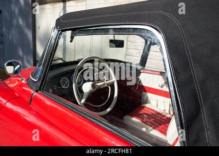 Le cabriolet rétro classique deux portes Skoda Felicia (1959-1964) équipé d'un capot de toit escamotable noir. Vue latérale. Banque D'Images