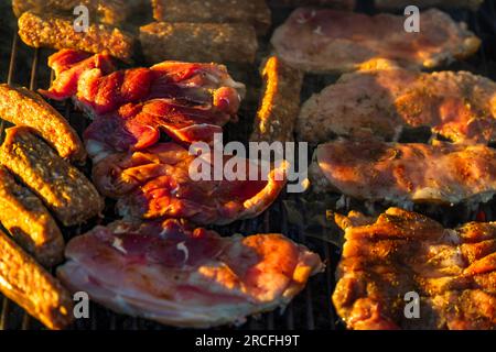 Griller des côtelettes de porc sur un barbecue. Barbecue dans le jardin Banque D'Images