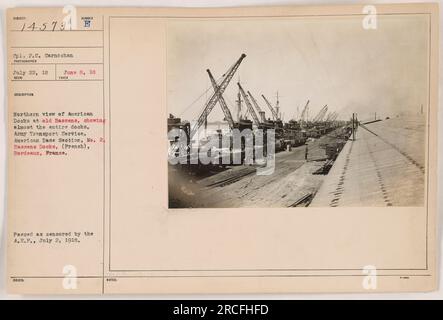 Vue du nord des docks américains à Old Bassens, mettant en valeur les vastes docks. La photographie a été prise le 8 juin 1918 par le caporal C.F. Cerno chan. Il fait partie du Service de transport de l'armée, section de base américaine, n ° 2, Bassens Docks à Bordeaux, France. Cette image a été approuvée par le censeur de l'A.E.F. le 2 juillet 1918. Banque D'Images