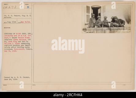 Le lieutenant E. E. Cooper du signal corps et le photographe Red ont pris cette photographie, numérotée 111-SC-14278. L'image montre le major Walter Hicky, l'aumônier Lyman Rollins, le 1e lieutenant Mark King et le 2e lieutenant William J. Blake examinant une mitrailleuse capturée. Les officiers sont du 101e Régiment d'infanterie, anciennement du M.V.M. Régiment d'infanterie. Le groupe de raids venait de rentrer lorsque la photo a été prise le 31 mai 1918, à Bernecourt, en France. L'image a été autorisée pour diffusion par A. E. F. Censor le 24 juin 1918. Banque D'Images