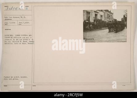 Le sergent Leo Morper a photographié Brig. Le général Edgar Russell prononce un discours aux officiers et aux hommes du 323rd P.S. BN. Et 106th F. $. BN. À MJ. Commandement de Charles W. Sass à Bascieux, Loir et cher, France. La photo a été prise entre le 7 décembre 1918 et le 7 janvier 1919, et elle a été approuvée par le censeur de l'A.E.F. Banque D'Images