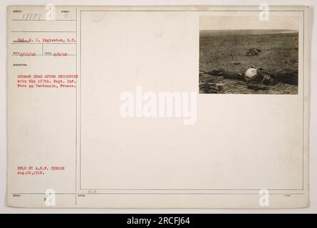 Soldat du 167e régiment d'infanterie inspectant les corps des soldats allemands après une rencontre à Fere en Tardenois, France pendant la première Guerre mondiale. Photo prise le 5 septembre 1918. Banque D'Images