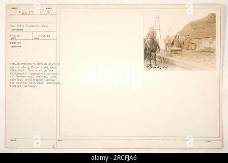 Des artilleurs américains observant une station de réparation télégraphique allemande installée le long du Rhin près de Lutesdorf, en Allemagne. La gare a servi de centre de communication télégraphique pour les centres ferroviaires allemands. La photographie a été prise par le sergent J.P. Musler le 1 mars 1919, et a été délivré le 31 décembre 1918. Banque D'Images