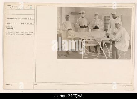 L'image montre la salle d'opération du Camp Hospital 33 à Brest, Finistère, France pendant la première Guerre mondiale. Elle a été prise le 31 décembre 1918, comme l'indiquent les notes descriptives. La photographie, numérotée 487031, a été prise par le photographe Ph. W. Soper, S.C. Rico. Banque D'Images