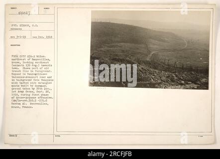 Soldat Gibbon, photographe pour le S.C. Signal corps, a pris cette photographie en décembre 1918. L'image montre la zone près de Côte 239,2 kilos au nord-est de Boureuilles, Meuse. Au premier plan, il y a une ancienne ligne de tranchées, et au-delà se trouve la route Boureuilles-Varennes-Avocourt. En arrière-plan, des enchevêtrements de fils barbelés construits par les Allemands peuvent être vus sur la Côte Vanquois. Cette zone a été capturée par la 35e division du 1e corps d'armée le 26 septembre 1918, au cours de la première phase de l'offensive Meuse-Argonne. Banque D'Images