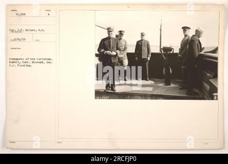 La photographie montre le commandant Durell, le capitaine Stewart et le général J.J. Pershing à bord du Leviathan pendant la première Guerre mondiale. Ils sont debout ensemble, avec le sergent J.P. Mulser en arrière-plan. La photographie a été prise le 24 septembre 1919. Banque D'Images