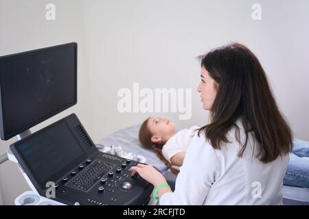 Fille calme se trouve sur le canapé dans la salle d'échographie Banque D'Images