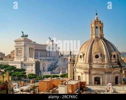 Le monument Victor Emmanuel ii avec l'église Chiesa Santa Maria di Loreto et la colonne Trajan sur la ligne d'horizon de Rome Banque D'Images