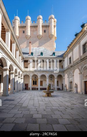 Patio de Armas Cour et Tour de Jean II de Castille (Juan II) à Alcazar de Ségovie - Ségovie, Espagne Banque D'Images