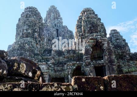 Le Bayon est un temple khmer à Angkor, célèbre pour son architecture. Construit à la fin du 12e siècle ou au début du 13e siècle comme temple officiel de l'État de K. Banque D'Images