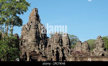 Temple Bayon au Cambodge, célèbre pour son architecture, capturé par une chaude journée ensoleillée. Banque D'Images