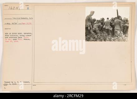 Les soldats du 325e régiment d'infanterie de la 82e division reçoivent de nouvelles casquettes outre-mer. La photo a été prise près de Toul, en France, le 25 juin 1918 par le soldat E. R. Trabold. Il a été adopté par l'A.E.F. Censurer le 2 août 1918. SOURCE : 111-SC-16247, photographies des activités militaires américaines pendant la première Guerre mondiale. Banque D'Images