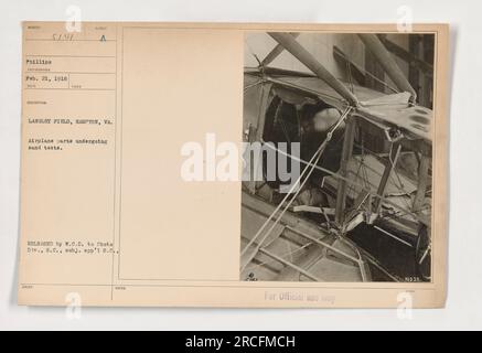 Pièces d'avion soumises à des essais de sable à Langley Field à Hampton, va. La photographie a été prise le 21 février 1918 par Phillips. Il a été remis par W.C.D. à la Division de la photo, S.C., sous réserve des mesures de sécurité appropriées. L'image provient des photographies des activités militaires américaines pendant la première Guerre mondiale. Banque D'Images