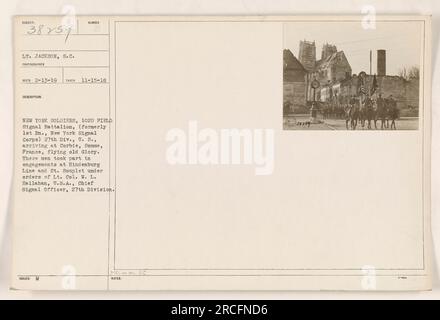 Les soldats New-yorkais du 102D Field signal Battalion, anciennement connu sous le nom de 1st BN., New York signal corps, de la 27th Division, aux États-Unis, arrivent à Corbie, somme, France pendant la première Guerre mondiale On les voit arborer fièrement le drapeau américain. Ces soldats ont participé à des batailles à la ligne Hindenburg et à St. Souplet sous les ordres du lieutenant-colonel W. L. Hellahan, officier en chef des transmissions de la 27e division. Banque D'Images