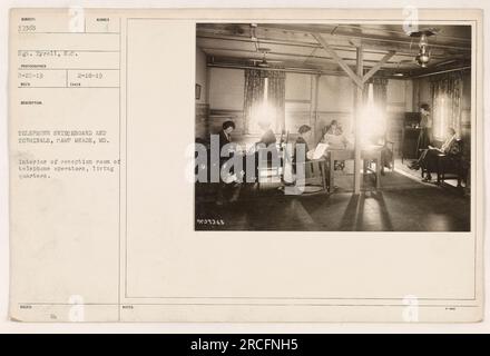 Cette photographie montre l'intérieur de la salle de réception des opérateurs téléphoniques à Camp Meade, MD pendant la première Guerre mondiale. On voit les opérateurs exploiter des standards téléphoniques et des terminaux dans leurs quartiers d'habitation. Banque D'Images