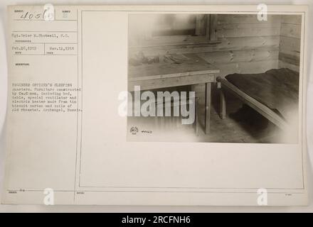 Le sergent Grier M. Shotwell du corps des signaux est photographié dans les quartiers de sommeil de l'officier du génie à Archange, en Russie. Les meubles sur la photo, y compris un lit, une table, un ventilateur spécial et un chauffage électrique, A été construit par des hommes de Co. C. le chauffage a été fabriqué à partir d'un carton de biscuit d'étain et de vieilles bobines de rhéostat. La photo a été prise le 26 février 1919. Banque D'Images