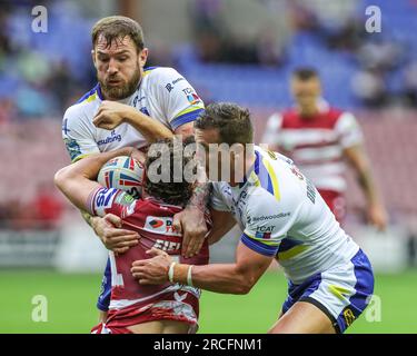 Wigan, Royaume-Uni. 14 juillet 2023. JAI Field #1 de Wigan Warriors est attaqué par Josh Drinkwater #7 de Warrington Wolves et Daryl Clark #9 de Warrington Wolves lors du match Betfred Super League Round 19 Wigan Warriors vs Warrington Wolves au DW Stadium, Wigan, Royaume-Uni, le 14 juillet 2023 (photo de Mark Cosgrove/News Images) À Wigan, Royaume-Uni, le 7/14/2023. (Photo de Mark Cosgrove/News Images/Sipa USA) crédit : SIPA USA/Alamy Live News Banque D'Images