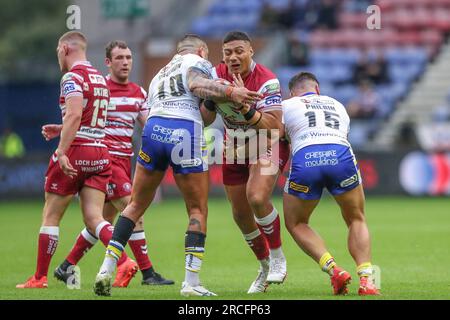 Patrick Mago #20 de Wigan Warriors est attaqué lors du Betfred Super League Match Round 19 Wigan Warriors vs Warrington Wolves au DW Stadium, Wigan, Royaume-Uni, le 14 juillet 2023 (photo de Gareth Evans/News Images) Banque D'Images