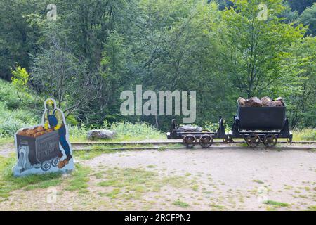 Wagon avec des roches de bauxite devant la mine Crystal Farcu. Montagnes Apuseni, unique en Roumanie Banque D'Images