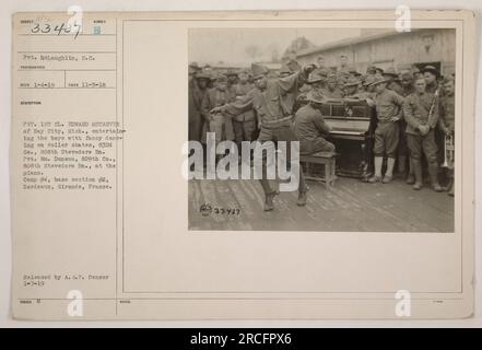 'Performance de patinage à roulettes fantaisie par Pvt. 1st cl. Edward McCarver de Bay City, Michigan, pour les troupes de 832d Co., 808th Stevedore BN. Pvt. Wn. Dunson de la 829th Co., 808th Stevedore en. accompagne au piano. Camp 4, section de base #2, Bordeaux, Gironde, France. Photographie prise le 5 novembre 1918 et publiée par A.E.F. Censurer le 7 janvier 1919.' Banque D'Images