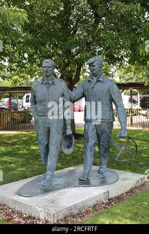 Mémorial au champion du monde de F1 1958 Mike Hawthorn (1929-1959) et au directeur de compétition Jaguar Lofty England (1911-1995), Goodwood, Angleterre, Royaume-Uni, Europe Banque D'Images