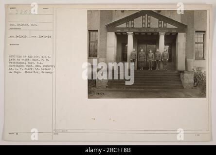 Cinq officiers du corps de quartier-maître de la 42e division à Ahrweiler, en Allemagne. De gauche à droite : Capt. P.W. Fechtinann, capitaine G.A. Cordingly, Capt. EDW. Melurry, Lt. L.P. Clark, Leland A. cage. Photographie prise par le sergent Hainlin le 19 décembre 1918. Officiellement publié par le signal corps. Banque D'Images