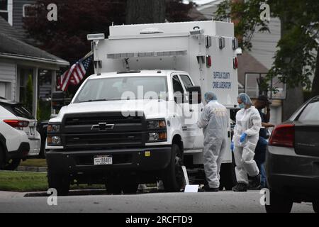 États-Unis. 14 juillet 2023. De nombreux enquêteurs sur les lieux du crime. Les enquêteurs sur les lieux du crime en tant que suspect sont arrêtés dans les meurtres en série de Gilgo Beach à Massapequa Park, long Island, New York, le 14 juillet 2023. Présence massive de la police sur la First Avenue et Michigan Avenue alors que la police appréhende le suspect impliqué dans les meurtres en série de Gilgo Beach. Crédit : SOPA Images Limited/Alamy Live News Banque D'Images