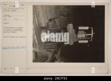 Les travailleurs de l'usine Darling Brothers à Montréal, au Canada, fabriquent des coquilles de 4,7 pieds pour le gouvernement américain. La photographie capture le processus d'exécution d'un essai Brinell pour mesurer la dureté des coquilles. Cette image a été prise le 4 octobre 1918 et fait partie d'une collection documentant les activités militaires américaines pendant la première Guerre mondiale. Banque D'Images