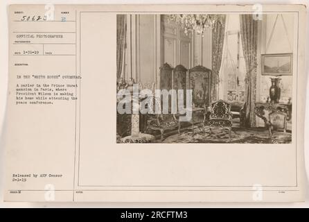 Le Président Wilson réside dans le manoir Prince Murat à Paris pendant la conférence de paix. Cette image montre un salon à l'intérieur du manoir, potentiellement servant d'espace de réunion pour les discussions diplomatiques. La photographie a été prise par un photographe officiel et publiée par le censeur de l'AEF le 1 février 1919. Banque D'Images