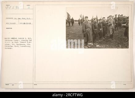 Le major-général Hanson E. Ely (commandant de division) est vu épingler la Distinguished Service Cross sur le capitaine Howard R. McAdams du 7th Engineers de la 5th Division. La cérémonie a eu lieu à Esch, Luxembourg, Allemagne. La photographie a été prise le 30 décembre 1918. Banque D'Images