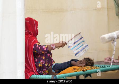 New Delhi, Inde. 13 juillet 2023. New Delhi : victimes des inondations dans une maison de fortune dans la capitale indienne New Delhi le jeudi 13 juillet 2023. Photo Abhishek/UPI crédit : UPI/Alamy Live News Banque D'Images
