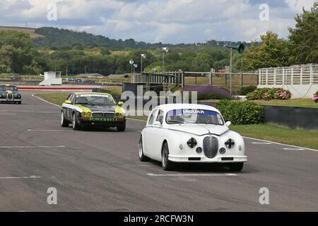 Jaguar XJ Sport (X300) (1994-1997) entre deux Jaguar Mk1 (1955-1959), Mike Hawthorn Track Day, Goodwood, Sussex, Angleterre, Grande-Bretagne, Royaume-Uni, Europe Banque D'Images