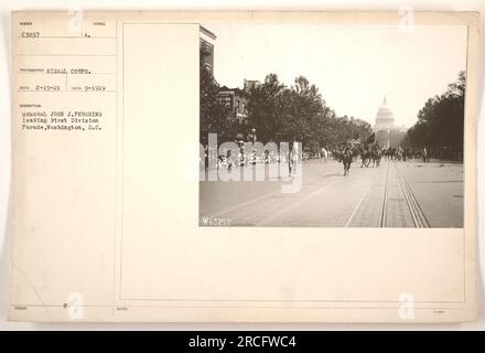 Le général John J. Pershing, avec la première division, dirige un défilé à Washington, DC Cette photographie a été prise en septembre 1919 par un photographe du signal corps. L'image porte le numéro 63897 et a été publiée avec la description du général Pershing menant le défilé. Les notes mentionnent que le numéro de référence de la photo est 463897. Banque D'Images