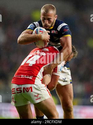 Jarrod O'Connor de Leeds Rhinos est attaqué par Jez Litten de Hull KR lors du match de Betfred Super League au Headingley Stadium, Leeds. Date de la photo : Vendredi 14 juillet 2023. Banque D'Images