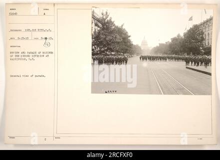 Les Marines de la deuxième Division participent à une revue et à un défilé à Washington, DC La photographie capture une vue générale de la parade, prise le 1 août 1919, avec le symbole des photographes étant SOT. Joe Hitz. L'image porte le numéro attribué 62240 avec des notes supplémentaires indiquant « 3-0 ». Banque D'Images