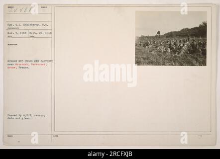 Image du sergent G.J. Eikleberry prise le 26 septembre 1918. La photographie capture un membre de la Croix-Rouge allemande appréhendé près d'Avocourt, à Jarecourt, dans la Meuse, en France pendant la première Guerre mondiale La photo a été approuvée par le censeur de l'A.E.P. bien que la date exacte de l'approbation soit inconnue. Banque D'Images