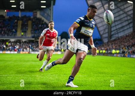 Leeds, Royaume-Uni. 14 juillet 2023. Betfred Super League Round 19 : Leeds Rhinos contre Hull KR. David Fusitu’a, Leeds Rhinos, dirige la balle en contact. Crédit Paul Whitehurst/Alamy Live News Banque D'Images