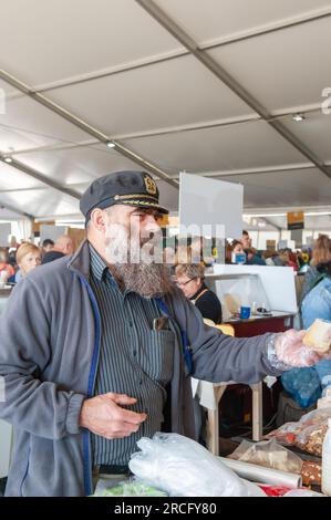 11 août 2019. Istra, région de Moscou. Un agriculteur vend des produits fabriqués de ses propres mains. Foire des fromages et des produits de la ferme par Oleg Sirota. Banque D'Images