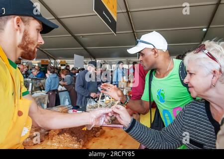 11 août 2019. Istra, région de Moscou. Un agriculteur vend des produits fabriqués avec ses propres mains. Les clients essaient des produits. Salon des fromages et de la production agricole Banque D'Images