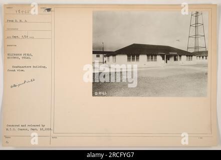 Vue de face du bâtiment du siège social à Ellington Field à Houston, Texas. La photographie a été prise par un photographe inconnu et reçue le 5 septembre 1918. L'image a été censurée et diffusée par le M.I.D. Censurer le 16 septembre 1918. La taille d'impression est tout 18. Le numéro d'image est 18465. Banque D'Images