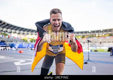 Paris, France. 14 juillet 2023. Sports pour handicapés, athlétisme ; Championnats du monde de para ; 6e jour de compétition ; saut en longueur : saut en longueur prothétique Markus Rehm applaudit avec le drapeau allemand sur sa médaille d'or. Le joueur de 34 ans originaire de Leverkusen est devenu champion du monde pour la sixième fois consécutive avec 8,49 mètres et avait 1,10 mètres d'avance sur la deuxième place. Crédit : Kevin Voigt/Förderverein Para Leichtathletik/dpa - ATTENTION : uniquement pour usage éditorial et seulement avec mention complète du crédit/dpa/Alamy Live News ci-dessus Banque D'Images