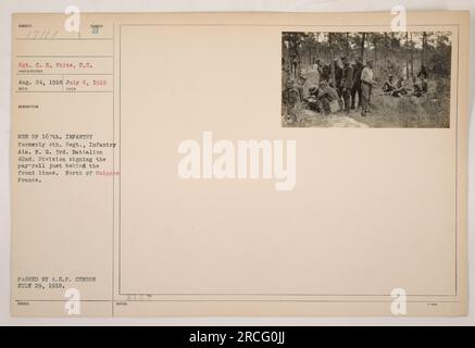Soldats américains du 167th Infantry Battalion, anciennement connu sous le nom de 4th Regiment Infantry Ala. N.G., assurer des rouleaux de paiement précis juste derrière les lignes de front à North Suippes, France. La photo a été prise le 6 juillet 1918 par le sergent C.H. White et reçu le 24 août 1918. Il a été approuvé par le censeur de l'A.E.F. le 29 juillet 1918. (+2 MANQUANTS) Banque D'Images