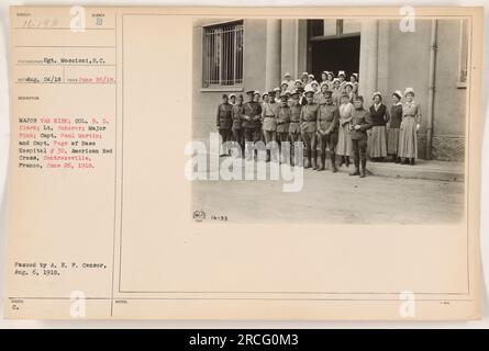 Photo de groupe du personnel médical de l'hôpital de la base no 32 de la Croix-Rouge américaine à Contrexeville, France, le 26 juin 1918. Sur la photo se trouvent le major Van Kirk, colonel B.D. Clark, le lieutenant Scherer, le major Pink, le capitaine Paul Martin et le capitaine page. Photo prise par le sergent Moscioni et approuvée par A.E.P. Censurer le 6 août 1918. ID de l'image : 111-SC-16193. Banque D'Images