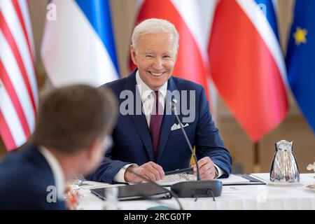 Helsinki, Finlande. 13 juillet 2023. Le président américain Joe Biden, à droite, écoute lors du Sommet des dirigeants américano-nordiques au palais présidentiel, le 13 juillet 2023 à Helsinki, en Finlande. Crédit : Adam Schultz/White House photo/Alamy Live News Banque D'Images