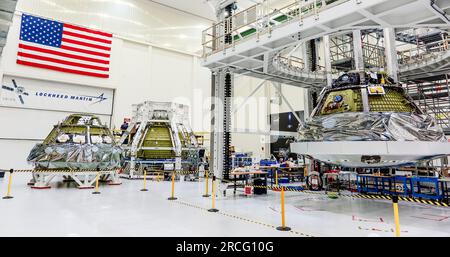 KSC, Floride, États-Unis. 14 juillet 2023. DOSSIER : les vaisseaux spatiaux Orion pour les missions Artemis II (à droite), Artemis III (à gauche) et Artemis IV (au centre) de la NASA sont stationnés côte à côte dans la baie haute du Neil Armstrong Operations and Checkout Building au Kennedy Space Center de la NASA en Floride le 23 juin 2023. Chaque capsule est à un stade différent de la production, les techniciens et les ingénieurs préparant le vaisseau spatial à transporter les astronautes vers et autour de la Lune lors de leurs prochains vols. Crédit : Marie Reed/NASA/ZUMA Press Wire/ZUMAPRESS.com/Alamy Live News Banque D'Images