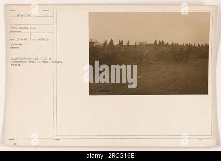 Image capturant un tas de charbon dans un camp de transit au Mans, Sarthe, France pendant la première Guerre mondiale. La photographie a été prise le 20 janvier 1919 par le photographe S.C. Eyden. Il fait partie du sujet 49114 et reco 3-1-19 avec le numéro de référence 3274-19. Banque D'Images