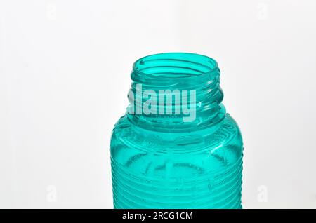 Gros plan de bouteille d'eau bleue, parfait pour les sportifs à la recherche d'hydratation et d'équilibre. Le secret d'une performance exceptionnelle. Banque D'Images